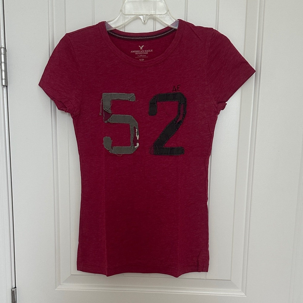 Pre-owned American Eagle Outfitters Maroon Graphic Tee